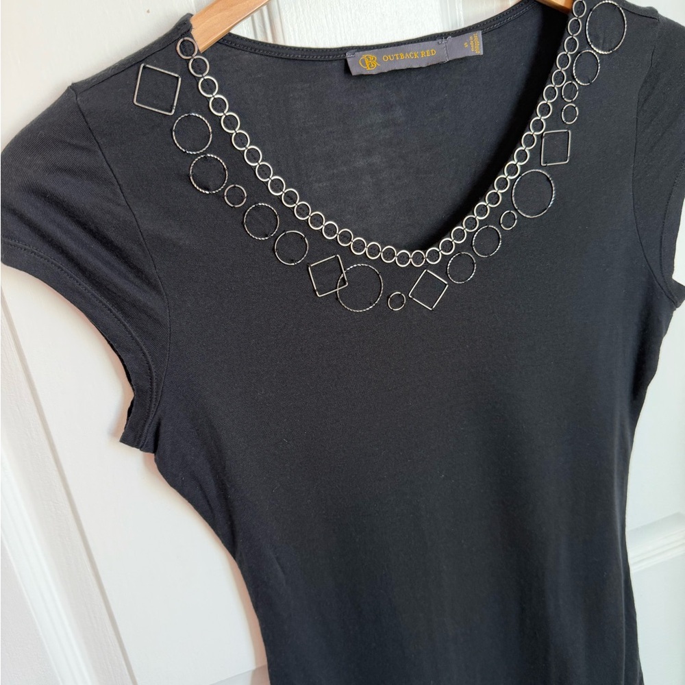 Outback Red Black Tee, Brass Circle and Square Geometric Metal Loops